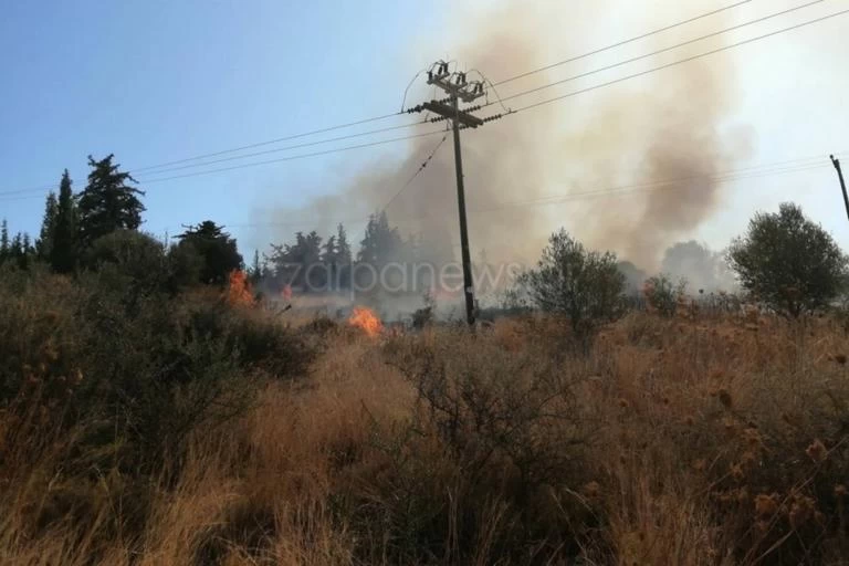 Φωτιά από κολόνα φωτισμού στην Κρήτη (βίντεο)
